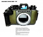 05 Colecionismo/máquina fotográfica - Câmera submarina da afamada marca Nikon, modelo Nikonos V, manufaturada entre 1984 até 2001. A Nikonos é uma série de câmeras submarinas que teve como desenho original a `Calypso`, concebida nos anos 50,  pelo famosos explorador marinho Jacques Cousteau (1910-1997, foi projetada por Jean de Wouters e fabricada pela Atoms na França. Atenção: a câmera é vendida somente para a exposição estática, ela se encontra inoperante para o uso, por isso o preço inicial muito baixo.  Esteticamente a câmera está muito bonita, atingindo o patamar de colecionismo estático, Ideal para completar uma coleção Nikonos. Está em oferta apenas o corpo, não acompanha a lente, mas qualquer lente do sistema Nikonos, anterior a Nikonos V, pode ser utilizada nesta câmera.