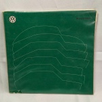 LIVRO BROCHURA - A história do VOLKSWAGEN, de 1934 até 1981. Impresso na Alemanha em 1981. O caderno está solto da capa. Algumas folhas estão soltas.