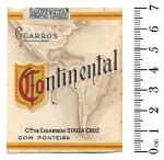33 Colecionismo - Rótulo dos famosos Cigarros `Continental`, muito provavelmente anos 40. Cigarros de manufatura da Souza Cruz, do Rio de Janeiro (provável). O rótulo foi recortado, ao estilo `figurinha` (fotos 1 e 2) e mede 7,0 cm X 5,7 cm. Rótulo em bom estado de conservação, papel ainda sólido. Apresenta no verso marcas de cola em álbum, um estilo de coleção muito comum nos anos 50/60.