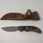 CUTELARIA - FACA marca COLT com bainha original de couro. Sem a bainha mede no total aprox. 20 cm. A bainha foi fabricada nos Estados Unidos e a faca na China (primeira linha), sob licença.