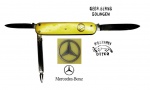 49 Cutelaria/canivetes - Excelente canivete de manufatura da Gebrüder Berns, de Solingen. Canivete de publicidade da Mercedes Benz. Peça em excelente estado de conservação, com as molas fortes e totalmente operacionais. Talas em material sintético, imitação de marfim, bem ao gosto dos anos 30 e por volta dos anos 50. O canivete mede 8,0 cm fechado e  14,0 cm com a lâmina principal aberta. Lâminas em aço inox (Rostfrei).