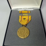 Linda medalha militar americana American Defense - Na caixa original com barrete em tecido e um menor metálico. A medalha mede 3cm de diâmetro