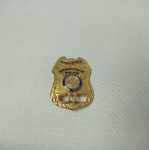 Maravilhoso distintivo de Sargento (sergeant) da Polícia da cidade de Bronxville no estado de New York nos Estados Unidos. Mede 3,7cm de altura