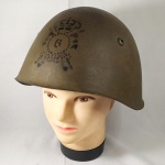 (30) - MILITARIA - ANTIGO CAPACETE do exército Italiano usado na segunda guerra mundial, modelo 1933 com a pintura na frente da arma da cavalaria em preto, com carneira e jugular, em perfeito estado de conservação.. Este item não Promove ou glorifica violência ou intolerância racial. Está à venda apenas para fins de preservação da memória histórica. A organização do leilão não faz apologia a quaisquer movimentos políticos ou ideológicos, e repudia qualquer ideologia de cunho racista.