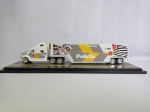 MILITARIA - CARRETA personalizada do COMANDO DE POLICIAMENTO RODOVIÁRIO da POLÍCIA MILITAR do Estado de São Paulo, na base simulando uma Rodovia que mede aprox. 41,5 x 13 cm. Ausência de um escapamento e dos espelhos retrovisores no cavalo.