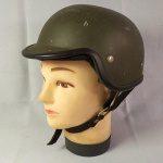 CAPACETE INFANTIL para bicicleta imitando um capacete Militar - na cor verde. Apresenta desgastes na pintura.