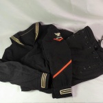 MILITARIA - ANTIGO UNIFORME DA MARINHA AMERICANA (túnica e calça), fabricados por NAVAL CLOTHING FACTORY nos Estados Unidos. Apresenta um Bordado no braço esquerdo.