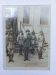 MILITARIA - Belíssima foto original de militares da FEB portando a bandeira brasileira. Em papel cartão medindo 24,5 x 18 cm.