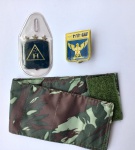 MILITARIA - Lote com dois distintivos esmaltados e um protetor de relógio com velcro usado pela FAB.