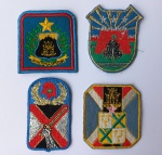 MILITARIA - Lote com quatro distintivos bordados antigos do Exército Brasileiro da década de 60.