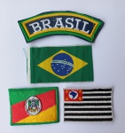 MILITARIA - Lote com três bandeiras bordadas e um distintivo Brasil. 