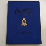14 - MILITARIA - LIVRO 1 DA COLEÇÃO SOBRE AS OLIMPÍADAS DE 1936, ESSE CIGARETEN ALBUM, OU ÁLBUM DE MAÇO DE CIGARROS, MUITO COMUM NA ALEMANHA NO INÍCIO DO SÉCULO PASSADO, MOSTRA EM DETALHES E EM CERCA DE 127 PÁGINAS + MAPA DAS OLIMPÍADAS DE INVERNO NA ALEMANHA NO ANO DE 1936, COMPLETO COM TODAS AS FIGURINHAS, QUE NA REALIDADE SÃO FOTOGRAFIAS, MAS COM A FOTO DO LÍDER ALEMÃO RETIRADA E ALGUMAS PALAVRAS QUE PASSARAM POR CENSURA, COM CERTEZA APÓS O TÉRMINO DA 2a GRANDE GUERRA. MUITO BOM ESTADO, COM MARCAS DO TEMPO. CAPA DURA EM TECIDO. RARO ITEM CADA DIA MAIS DIFÍCIL DE ENCONTRAR À VENDA. Este item não Promove ou glorifica violência ou intolerância racial. Está à venda apenas para fins de preservação da memória histórica. A organização do leilão não faz apologia a quaisquer movimentos políticos ou ideológicos, e repudia qualquer ideologia de cunho racista.