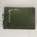 MILITARIA - ANTIGO ÁLBUM DE FOTOGRAFIAS DE MILITAR, CONSTANDO MAIS DE 50 FOTOS COM UNIFORME E FOTOS DE SUA VIDA PRIVADA. EM BOM ESTADO DE CONSERVAÇÃO, COM MARCAS DE TEMPO.