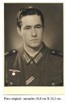 01 Militaria - Fotografia de militar alemão durante a Segunda Guerra Mundial. Fotografia original, medindo 10,3 cm X 15,1 cm. Fotografia em excelente estado de conservação. `Este item não Promove ou glorifica violência ou intolerância racial. Está à venda apenas para fins de preservação da memória histórica. A organização do leilão não faz apologia a quaisquer movimentos políticos ou ideológicos, e repudia qualquer ideologia de cunho racista.`