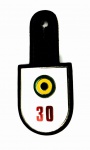 08 Militaria - Emblema de bolso do Exército, referente a unidade de Tiro de Guerra (nº 30). Peça em bom estado de conservação. Mede 9,2 de altura máxima. 