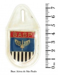 09 Militaria - Emblema de bolso da Base Aérea de São Paulo, localizada em Cumbica-Guarulhos. Peça em muito bom estado de conservação. O Plástico apresenta um pouco de sujeira, mas se mantém operacional. O emblema mede 7,5 cm de altura total.