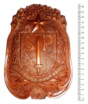 20 Militaria - Revolução de 1932 - Raro Brasão do Estado de São Paulo, manufaturado durante o período da Revolução de 1932, pois ainda apresenta a legenda `Pro São Paulo fiant eximia`, posteriormente, ainda durante a Revolução, modificado para o que existe até hoje: `Pro Brasilia fiant eximia`. Peça em excelente estado de conservação, manufaturado em metal amarelo (aparenta ser bronze). O brasão mede 18,5 cm de comprimento X 13,5 cm de largura.