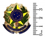 31 Colecionismo/militaria - Antigo Brasão dos Estados Unidos do Brasil, peça em esmalte, de excelente manufatura, em bom estado de conservação e ainda com o alfinete de fixação no verso. Provável uso militar. O brasão mede 3,8 cm de altura.
