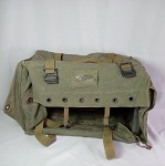 (10) MILITARIA - MALA DE LONA do Exército Alemão. `Este item não Promove ou glorifica violência ou intolerância racial. Está à venda apenas para fins de preservação da memória histórica. A organização do leilão não faz apologia a quaisquer movimentos políticos ou ideológicos, e repudia qualquer ideologia de cunho racista.`