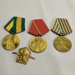(11) MILITARIA - LOTE de Medalhas da BULGÁRIA COMUNISTA e DISTINTIVO, totalizando 04 unidades.