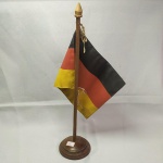 (29) MILITARIA - ESTANDARTE de mesa com a BANDEIRA ALEMÃ.