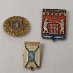 27. Militaria. Lote com 3 Distintivos Soviéticos com a imagem de URSOS.
