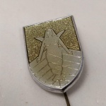 33. Militaria. Curioso alfinete da Marinha Soviética com a imagem da Sereia. A peça traz a marca do fabricante no verso e inscrição em cirílico