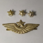 30. Militaria. Belo Distintivo Alado de 7cm de cap de PILOTO SOVIÉTICO do Exército Vermelho. Produzido entre 1955-1991. E (3) Estrelas de Uniforme militar Soviético