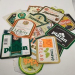 66. Acumulação de (20) Rótulos de Cerveja diferentes da extinta TCHECOSLOVÁQUIA, que foi desmembrada em República Tcheca - reconhecida por sua produção de cerveja - e Eslováquia. E cerca de 30 Rótulos menores. Cerca de 50 peças