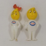PROMOCIONAL - 02 BONECOS - GOTINHAS DA ESSO (Menino e Menina). Muito bem conservados, em estado de novos. Bonecos plásticos muito simples, mas que faziam a alegria das crianças nos anos 60 e 70, eram distribuídos em postos de gasolina da Esso. 