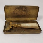 COLECIONISMO - Antigo APARELHO de BARBEAR dourado marca Eversharp Schick Deluxe Injector Safety Razor no estojo. Foi fabricado entre 1946 - 1953 nos Estados Unidos segundo pesquisa feita.