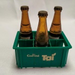 COLECIONISMO - Mini ENGRADADO do GUARANÁ TAÍ, com 03 (três) mini garrafas do refrigerante. Duas delas lacradas e com líquido no seu interior e uma vazia com tampa.