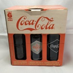 COLECIONISMO - Lote com 06 (seis) garrafas Históricas de COCA-COLA, todas lacradas e na embalagem original. Garrafas Históricas Coca-Cola dos anos de 1899 - 1900 - 1905 - 1913 - 1915 - 1923.