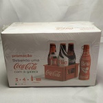 COLECIONISMO - PROMOÇÃO Bebendo uma Coca-Cola com a Galera. Caixa lacrada, com 25 envelopes lacrados com uma garrafinha no interior, e nomes de pessoas para personalizar as mini garrafinhas.