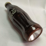 COLECIONISMO - LANTERNA no formato de uma garrafa de COCA-COLA. Funcionando com duas pilhas médias. Mede aprox. 18,5 cm de altura.