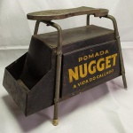COLECIONISMO - ANTIGA CAIXA de ENGRAXATE da NUGGET. Apresenta sinais de uso e marcas do tempo. Ausência do puxador da gaveta. A tampa mostra-se um pouco torta. Acompanha uma antiga lata de graxa e uma escova.
