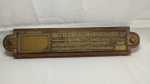 MARAVILHOSA placa em Bronze da empresa BUTTERWORTH & DICKINSON LTD. Em Burnley - Inglaterra, datada de 1948, informando os Agentes no Brasil (Charles Hahlo & Sons. A placa está fixada em uma base de madeira que mede aprox.34,7 cm de comprimento. 