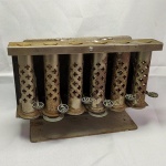 COLECIONISMO - ANTIGO MOEDEIRO ou Porta Moedas em Metal, antigamente usado por Cobradores nos Trens e Bondes. O cobrador usava o equipamento na cinta. Acompanha suporte para acondicionar o equipamento. Necessita revisar duas teclas - elas não estão voltando como as demais. Apresenta marcas do tempo.