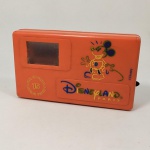 FOTOGRAFIA - COLECIONISMO. Visor de fotos da DISNEYLANDIA PARIS, com 15 fotografias que se deslocam ao avançar a alavanca lateral. Fabricado na França. Impressionante o quase efeito de terceira dimensão que o fabricante conseguiu.