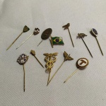 (04) LOTE DE 12 ANTIGOS ALFINETES E BROCHE DE COLEÇÃO, INCLUINDO BANDEIRAS  BRASIL, VASCO DA GAMA, VARIG, FORÇAS ARMADAS, TIETÊ, UDB, TATUZINHO, ETC