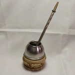 CUIA + BOMBA PARA CHIMARRÃO, ORIGEM ARGENTINA. CUIA EM METAL COM ACABAMENTO EM OSSO, COM IMAGEM RURAL. BOMBA EM METAL, PONTA DESMONTÁVEL PARA LIMPEZA. LINDA PEÇA EM EXCELENTE ESTADO. BOMBA COM 19 CM E CUIA COM 7,5 X 7,5 CM.