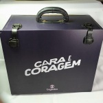 COLECIONISMO TELEVISIVO - MALETA DO DESAFIO DA NOVELA CARA E CORAGEM, REDE GLOBO DE TELEVISÃO, CONFECCIONADA EM MDF E COM ALGUNS ITENS EM SEU INTERIOR MEDIDAS: L38 X A32 X P21 cm.