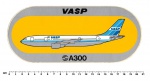 17 Colecionismo/aviação comercial - Antigo adesivo da VASP, figurando o avião Airbus A-300. Esse adesivo foi lançado quando da chegada do primeiro Airbus da VASP, no início dos anos 80, e era utilizado para decorar as maletas dos tripulantes deste avião, bem como para o brinde aos passageiros. Peça antiga, original do lote dos anos 80, em bom estado de conservação, mas em função dos mais de 35 anos de manufatura o adesivo pode não estar mais ativo para uma colagem firme. Peça destinada a coleção. O adesivo mede 21,0 cm de comprimento X 9,0 cm de largura. Peça raramente encontrada em estado intacto.