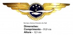 18 Colecionismo/aviação comercial - Antigo emblema de quepe da Cruzeiro do Sul. Material metálico, de excelente manufatura, com miolo em esmalte, anos 50/60. Material em muito bom estado de conservação, faltando apenas as porcas dos parafusos traseiros. 
