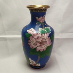 VASO CLOISONNÉ. Apresenta uma pequena imperfeição em uma lateral - Vide fotos correspondentes. Mede aprox. 20 cm de altura.  Na tonalidade Azul com flores.