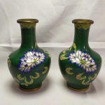 PAR DE ANTIGOS VASOS CLOISONNÉ. Ambos em perfeito estado. Medem aprox. 16 cm de altura cada. Na tonalidade Verde com flores.