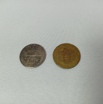 Lote com 2 moedas / coins ou souveniers de boa sorte (Good Luck) - Uma de uma loja de curiosidades de Seattle no estado americano de Washington e outra do parque de Pixieland da cidade de Oregon no estado de Portland nos Estados Unidos. Medem aproximadamente 2,7cm de diâmetro