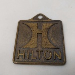 CHAVEIRO do HOTEL HILTON de Los Angeles. No verso tem a solicitação para o portador devolvê-lo pelo Correio.