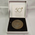 MEDALHA comemorativa aos 50 Anos da REDE GLOBO DE TELEVISÃO (1965 - 2015), na caixa original. Feita em metal, mede aprox. 7,9 cm de diâmetro. A caixa apresenta um pequeno amassado em uma das laterais.