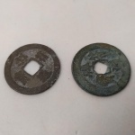 12. Numismática. 2 Moedas com furo quadrado da China, 1008-1016, Dinastia Han Posterior, Hsiang Fu. Bronze. Medem 26mm